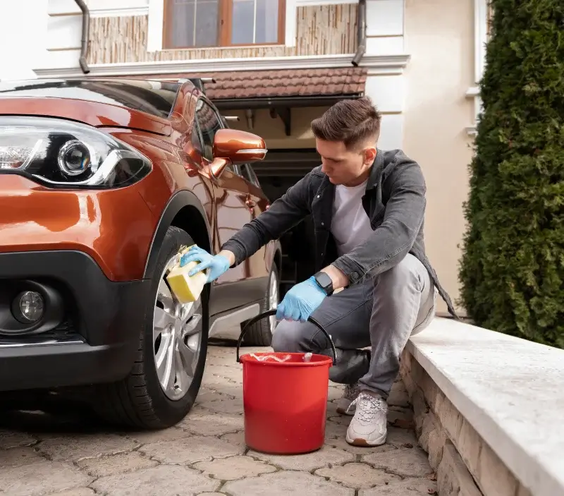 Lavage auto à domicile Potigny : professionnel intervenant sur un véhicule